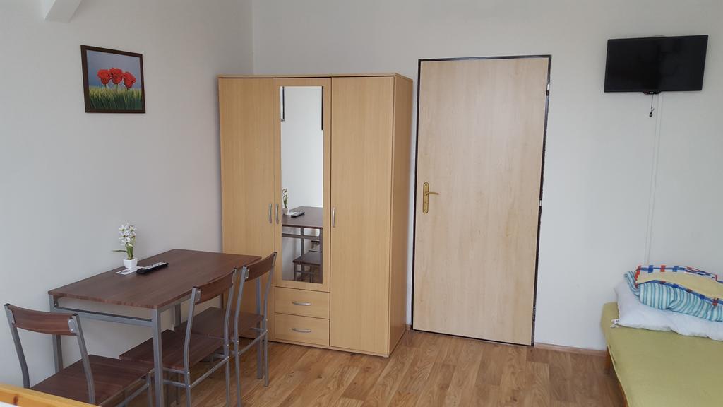Farm Stay Nh Stables Nyrany Экстерьер фото