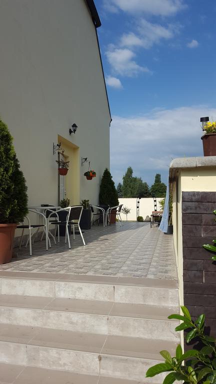Farm Stay Nh Stables Nyrany Экстерьер фото