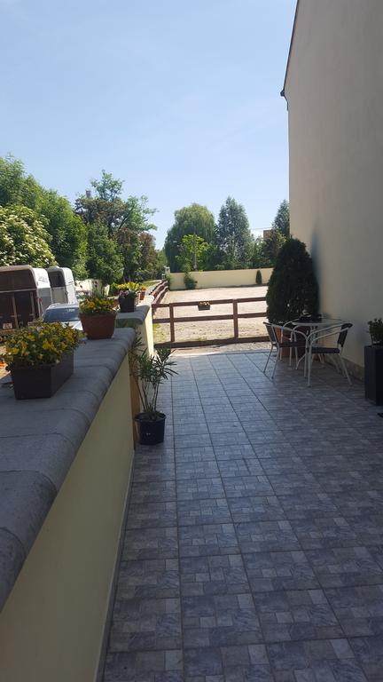 Farm Stay Nh Stables Nyrany Экстерьер фото