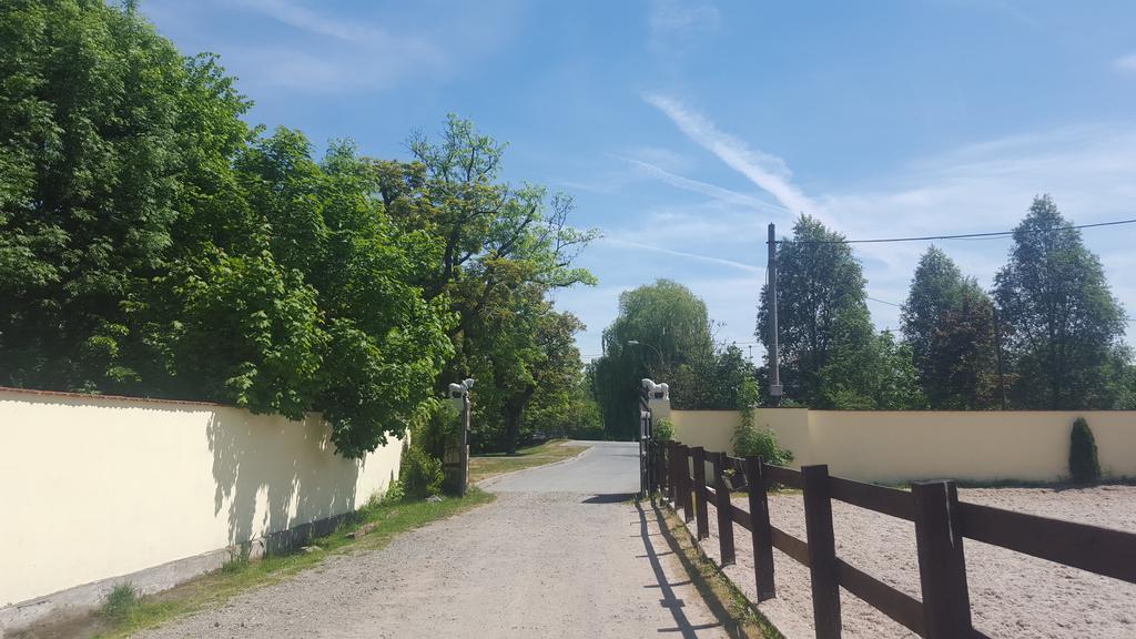 Farm Stay Nh Stables Nyrany Экстерьер фото