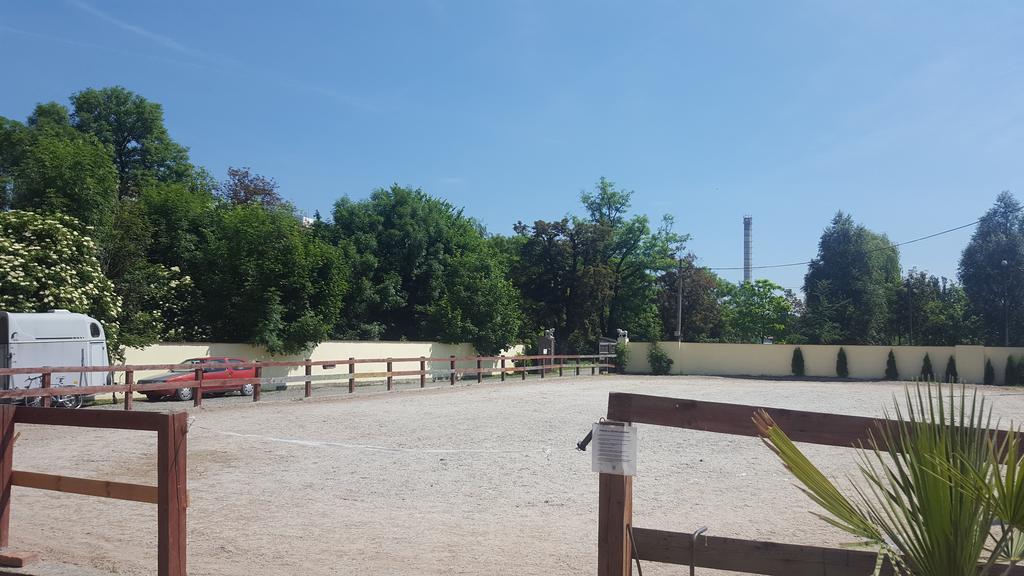 Farm Stay Nh Stables Nyrany Экстерьер фото