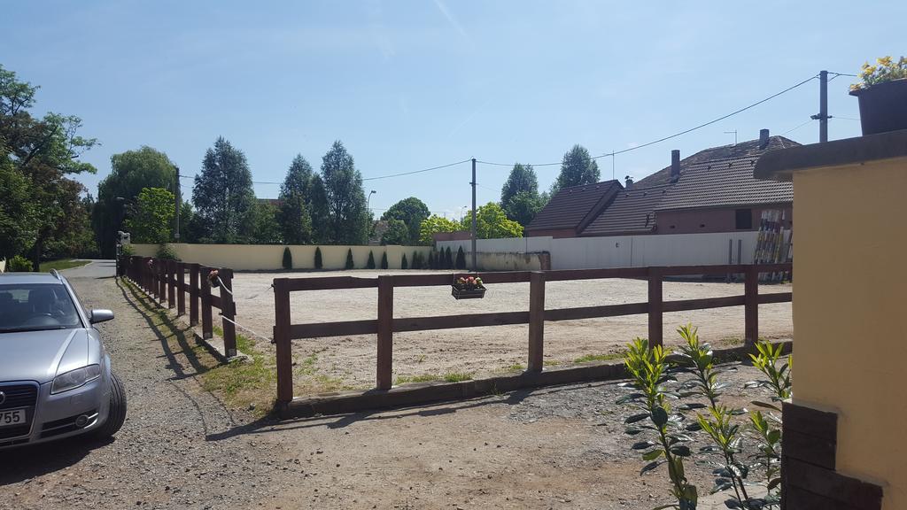 Farm Stay Nh Stables Nyrany Экстерьер фото