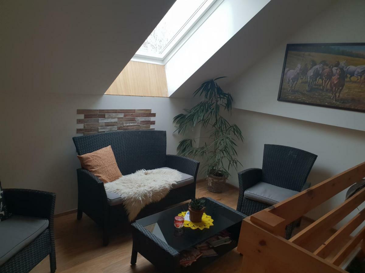 Farm Stay Nh Stables Nyrany Экстерьер фото